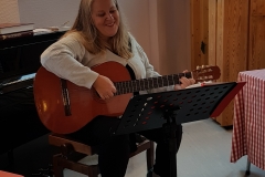 Laila synger og spiller.